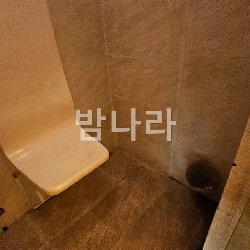 나트랑 체리 스파 대리석 베드가 있는 욕실 공간