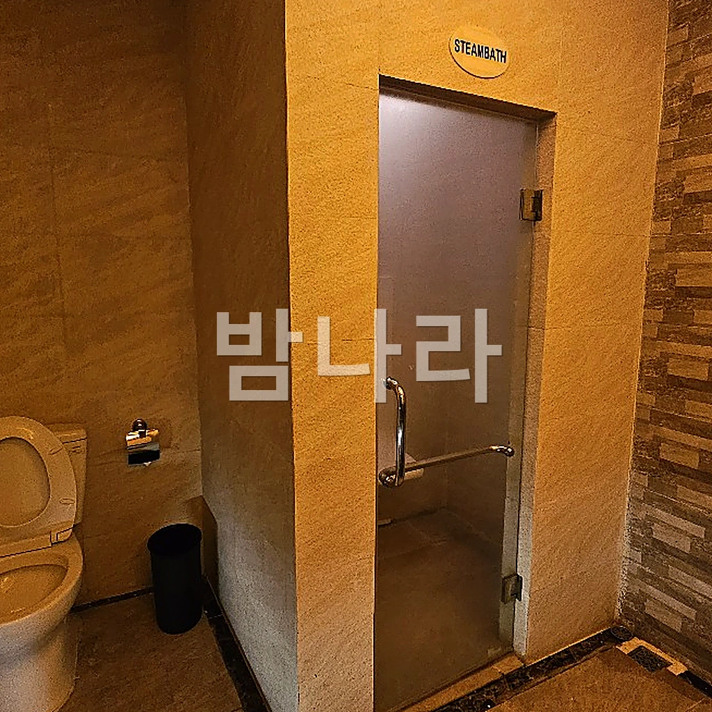 나트랑 체리 스파 대리석 마감의 룸 진입 복도