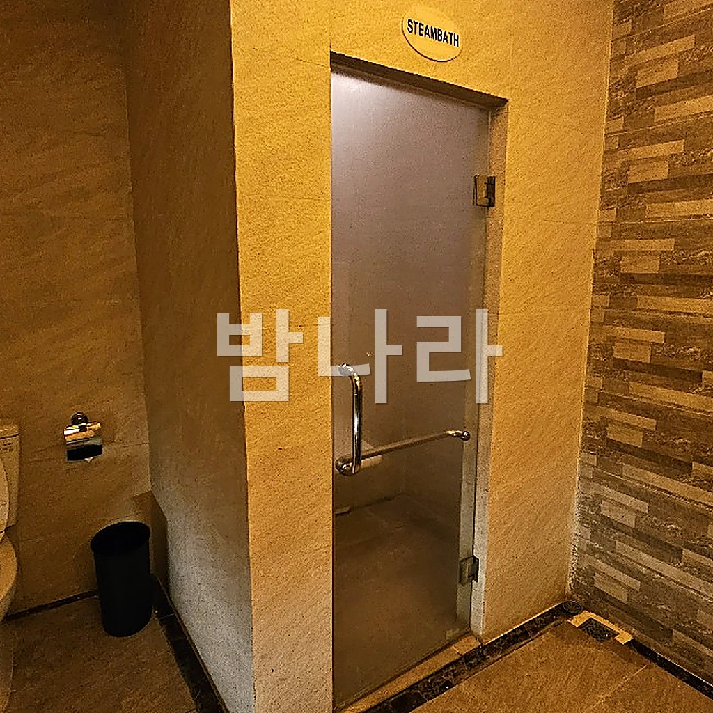 나트랑 체리 스파 석재 벽 복도와 룸 입구