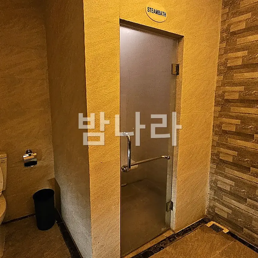 나트랑 체리 스파 석재 벽 복도와 룸 입구