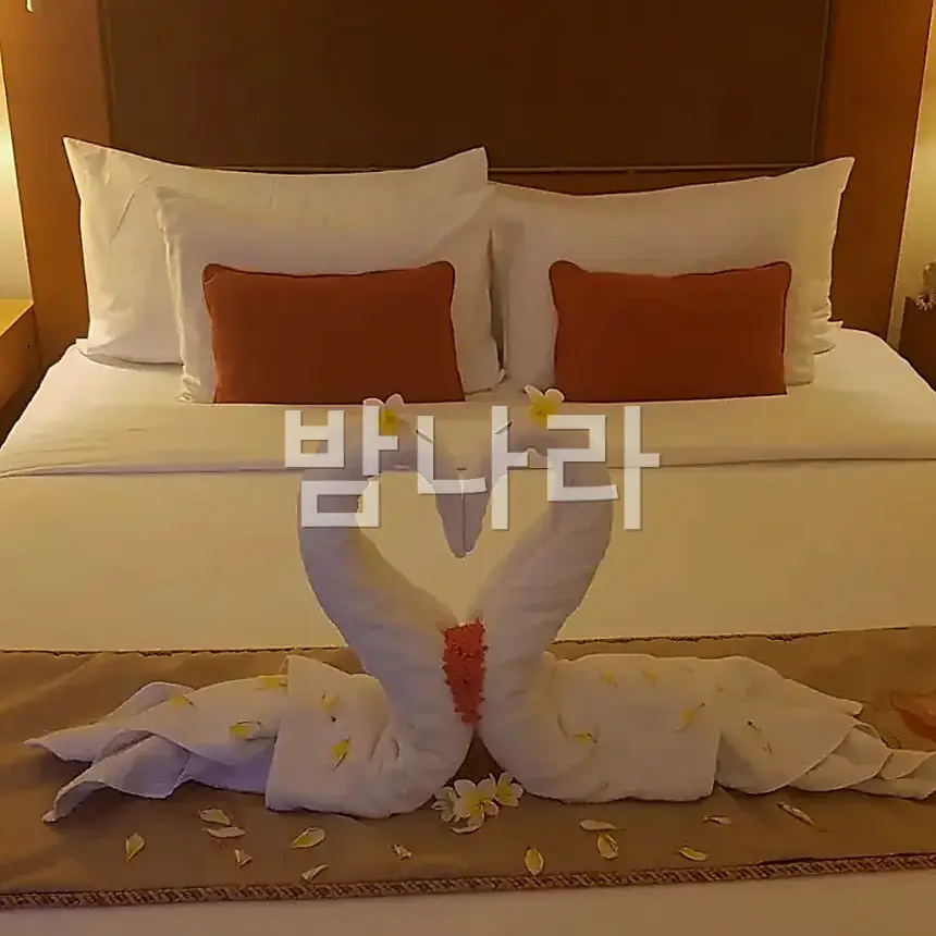 나트랑 쿡테 마사지 새 침구가 깔린 깨끗한 마사지 룸