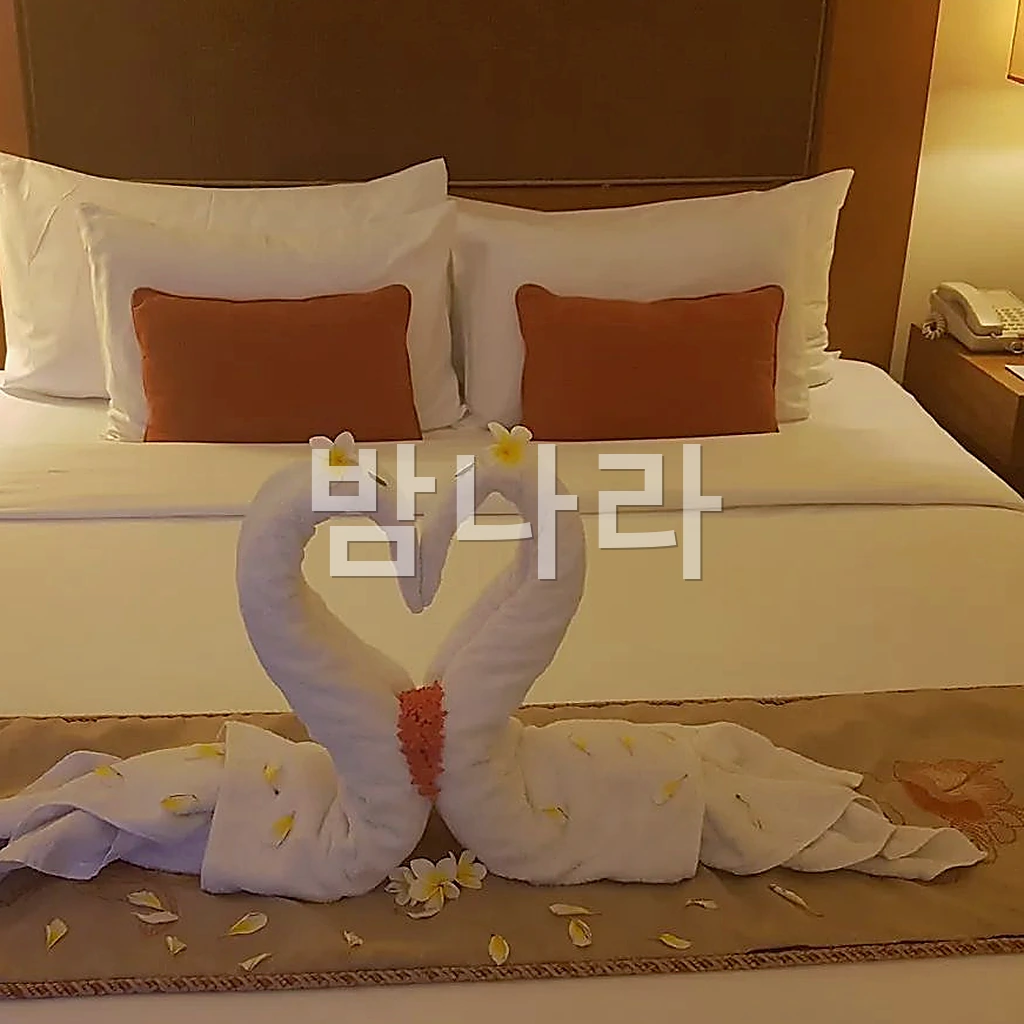 나트랑 쿡테 마사지 타월 장식과 은은한 조명의 룸 내부