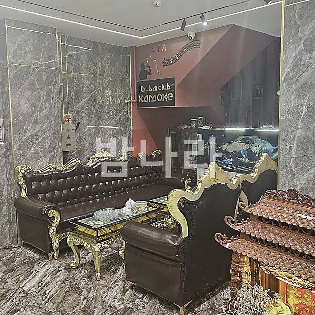 나트랑 두바이 마사지 대기·라운지 공간의 다크 우드 인테리어