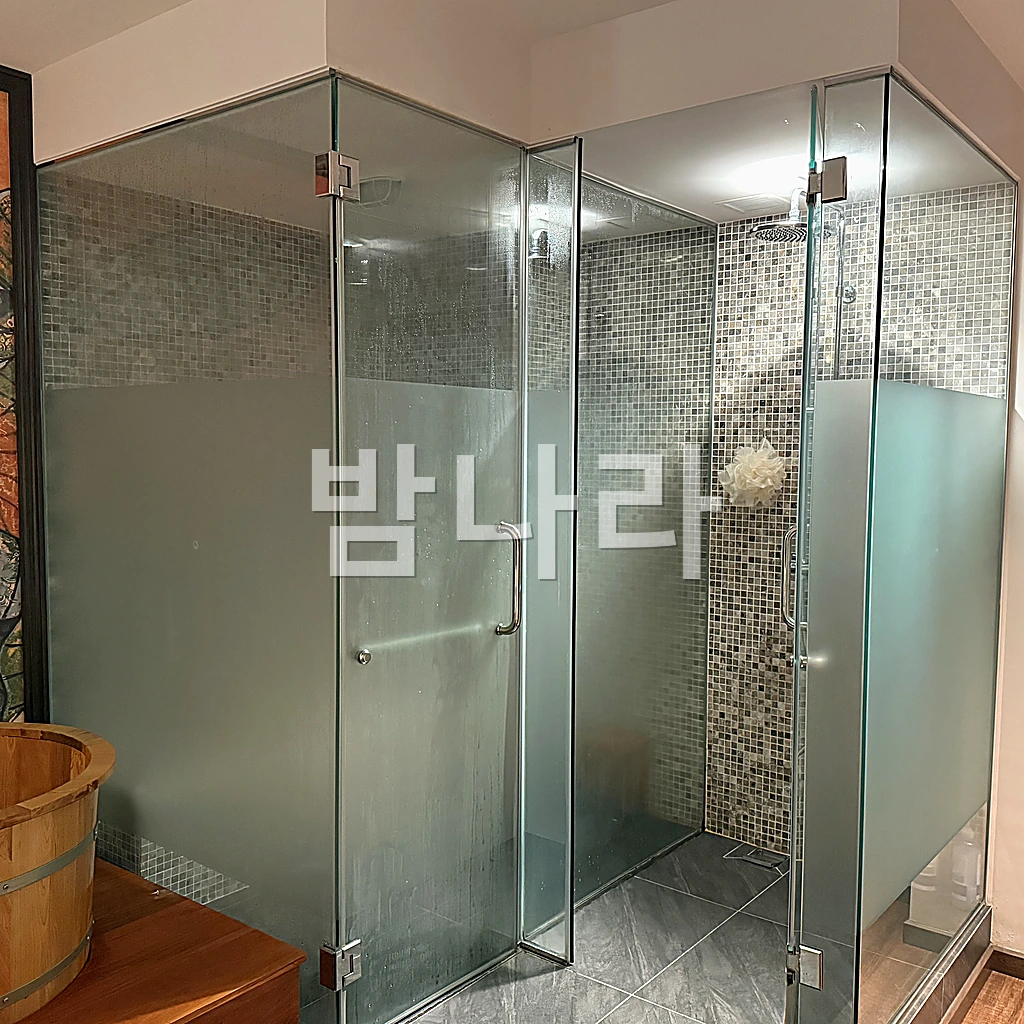 나트랑 황제 스파 외관 유리문 입구 전경