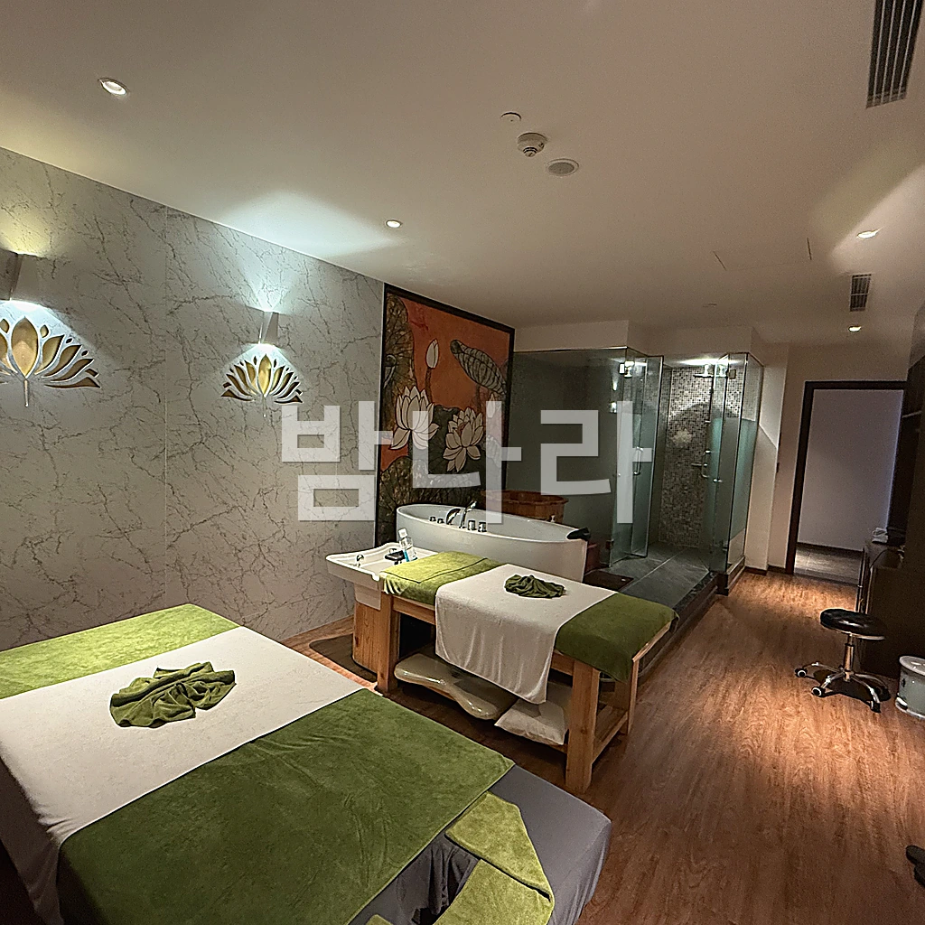 나트랑 황제 스파 소파와 테이블을 갖춘 룸