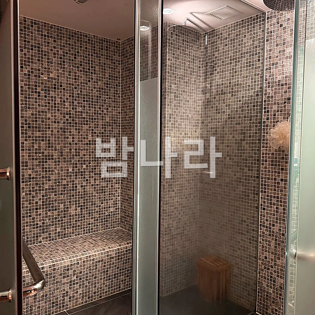 나트랑 황제 스파 타일로 마감된 사우나 시설