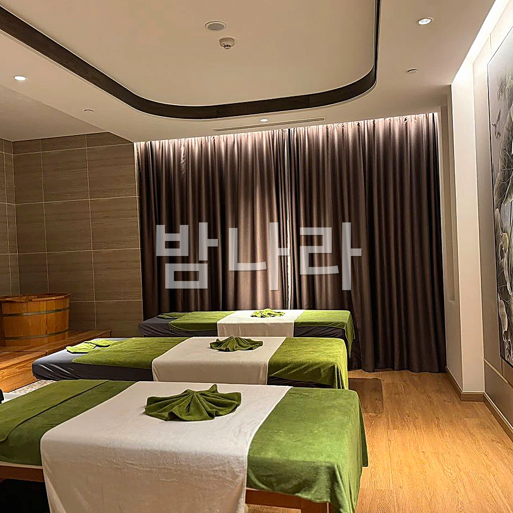 나트랑 황제 스파 침대가 놓인 독립 룸 내부