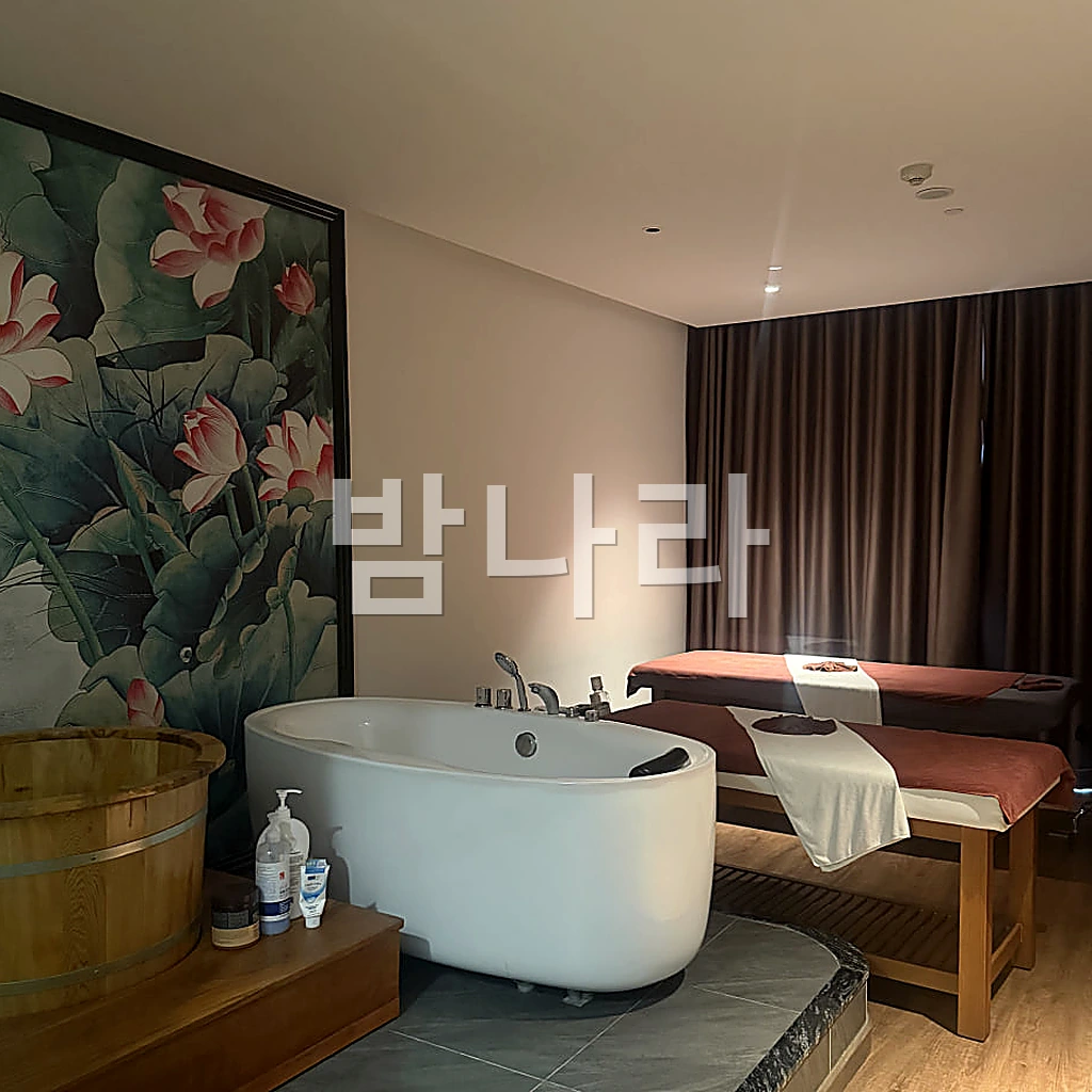 나트랑 황제 스파 욕조가 놓인 프라이빗 욕실