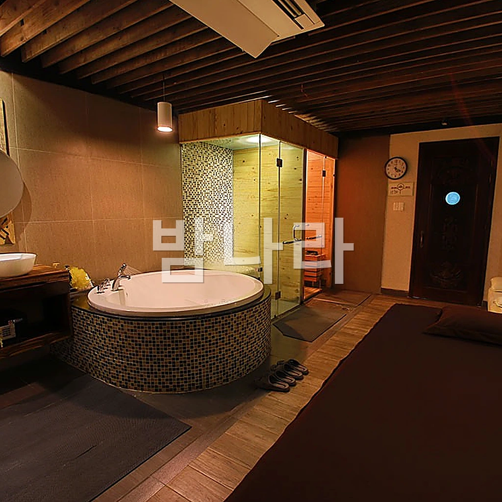 나트랑 화다 마사지 욕조와 샤워 부스를 갖춘 넓은 프라이빗 룸
