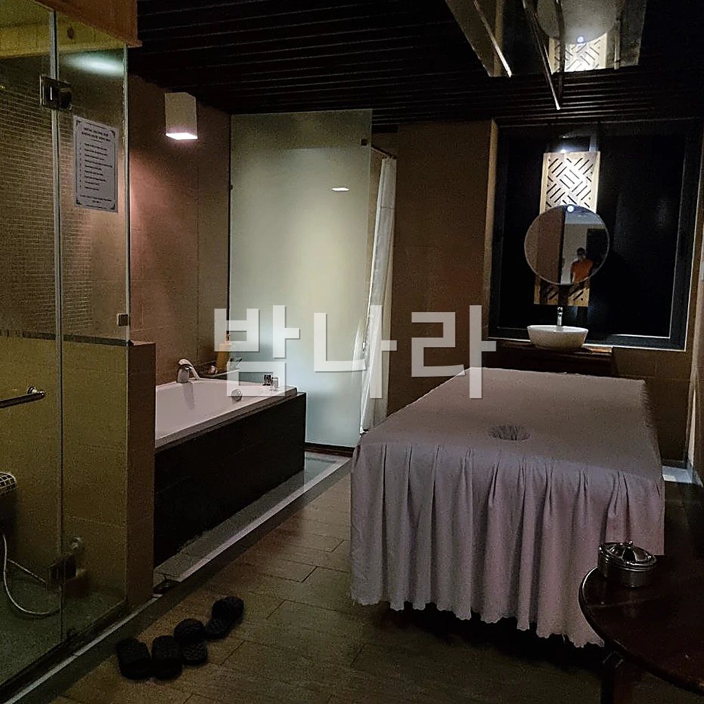 나트랑 화다 마사지 욕조와 안마베드가 함께 있는 룸 내부