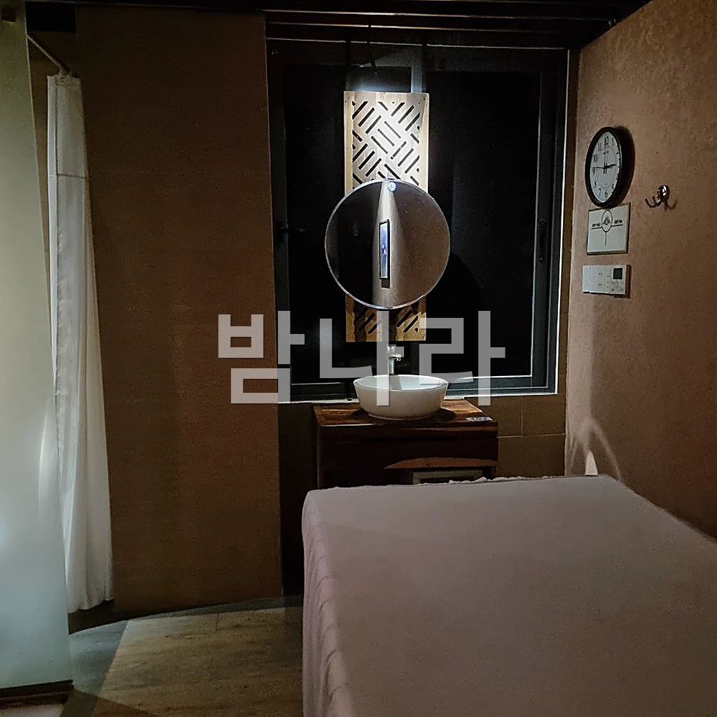 나트랑 화다 마사지 안마베드와 거울이 놓인 룸