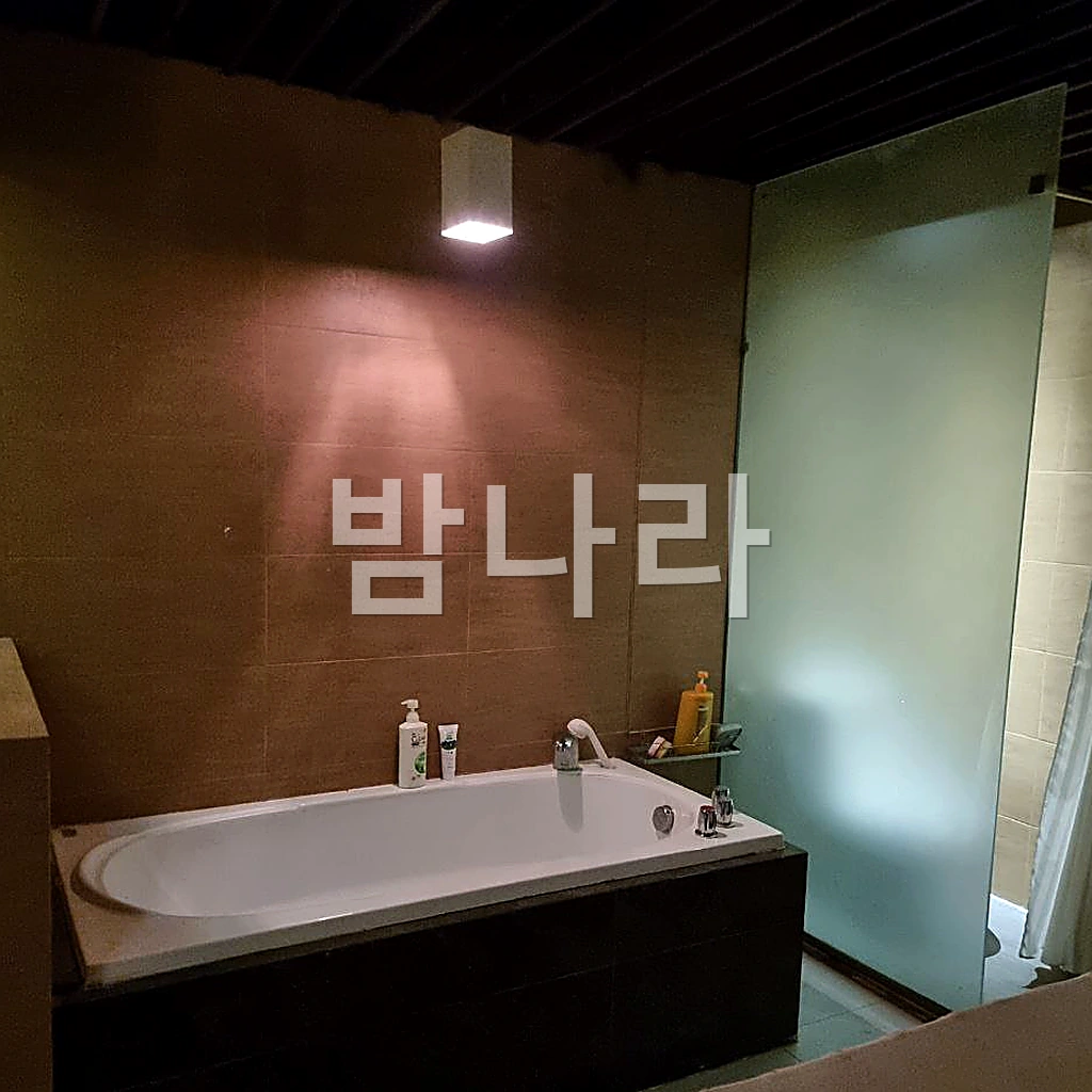 나트랑 화다 마사지 욕조와 샤워가 있는 욕실 공간