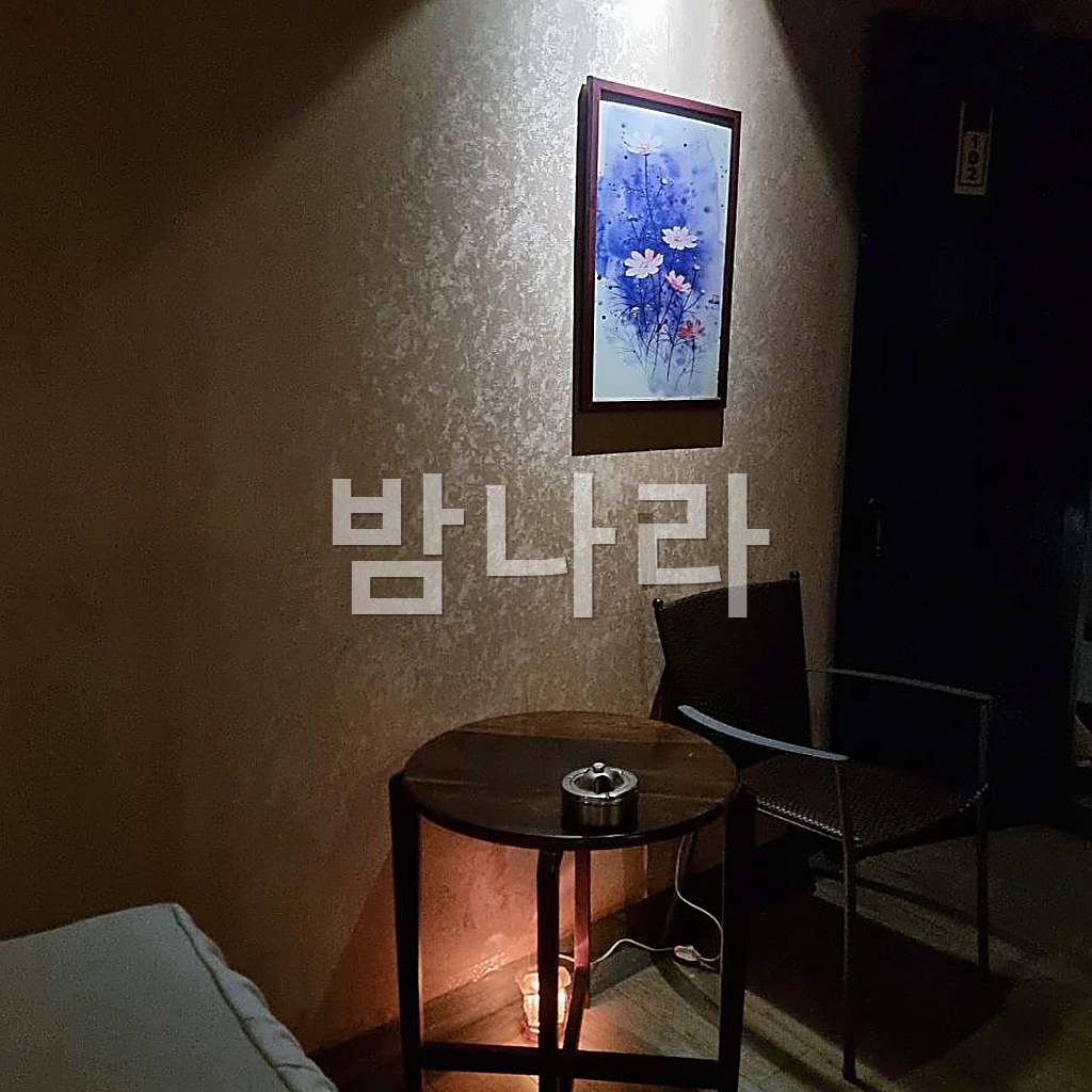 나트랑 화다 마사지 그림과 테이블이 있는 차분한 룸 코너