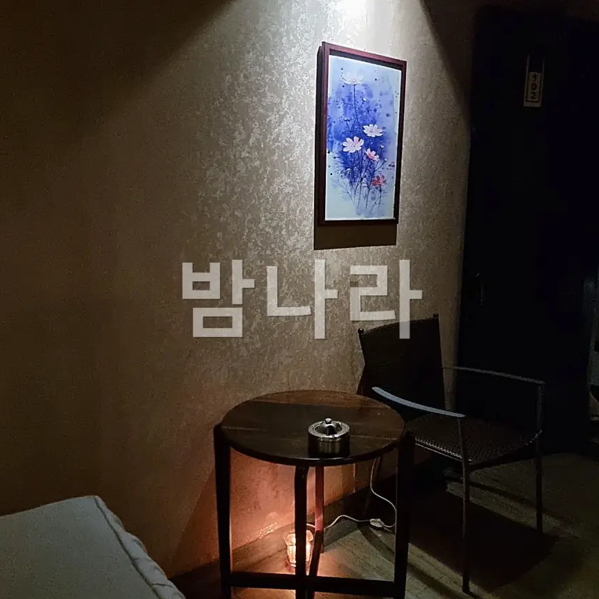 나트랑 화다 마사지 그림과 테이블이 있는 차분한 룸 코너