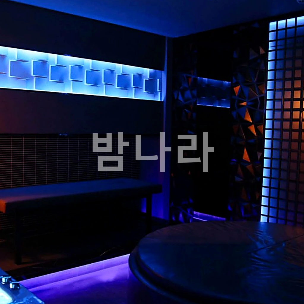 나트랑 나우 스파 (입구에서 본 룸 내부와 차분한 블루 조명)