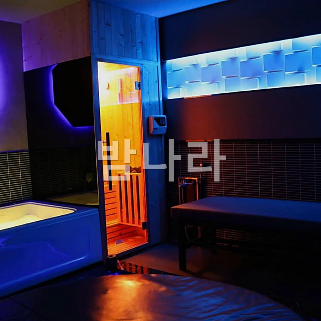 나트랑 나우 스파 (체크 타일로 마감한 샤워 부스)