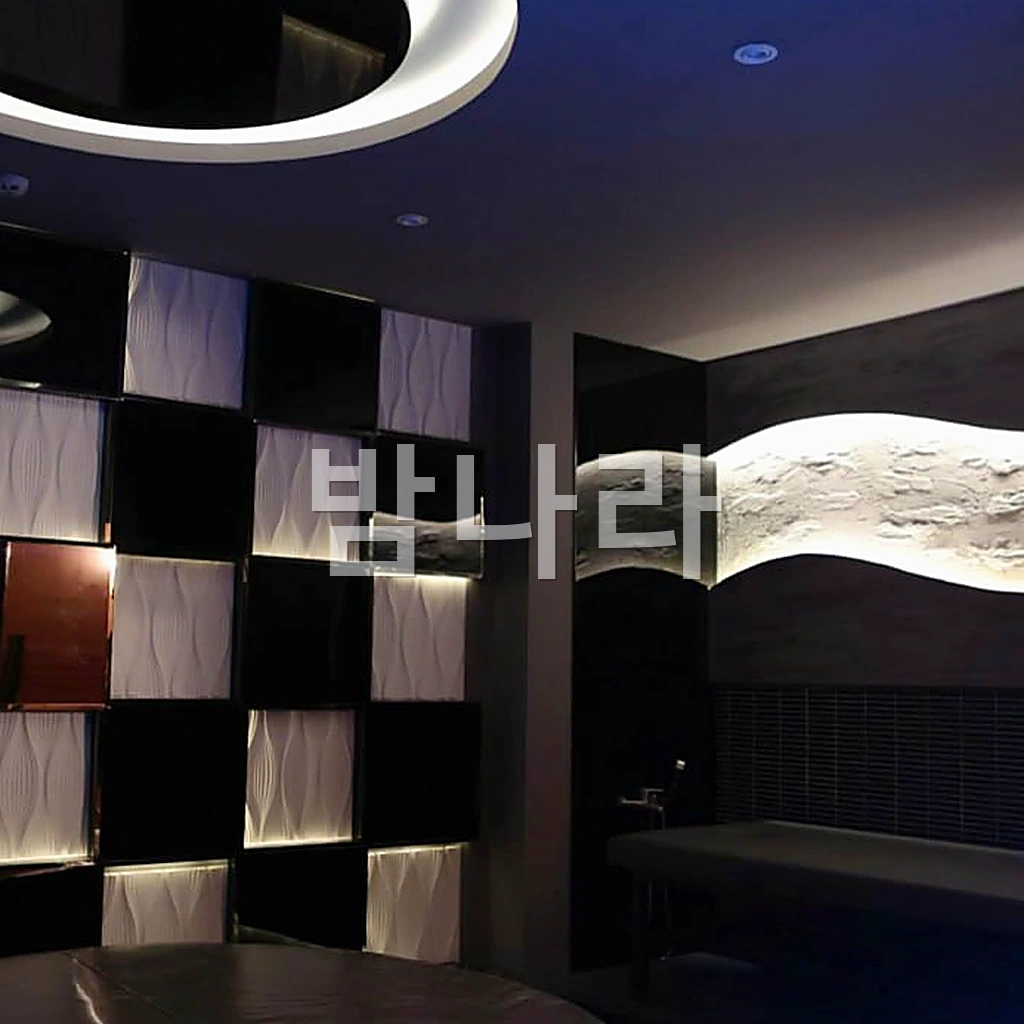 나트랑 나우 스파 (블랙·화이트 패턴의 모던한 마사지 룸)