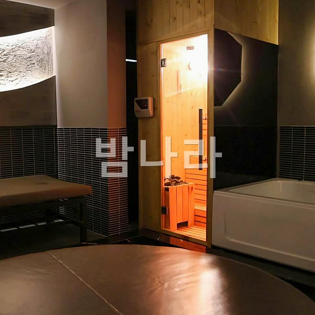 나트랑 나우 스파 (대기 좌석이 있는 정돈된 복도)