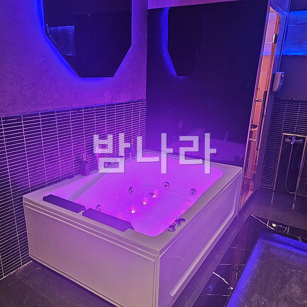 나트랑 나우 스파 (침대와 함께 배치된 퍼플 LED 스파 욕조)