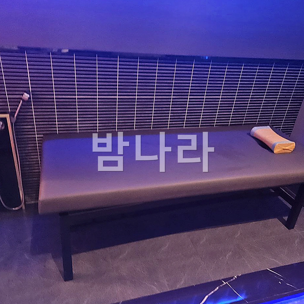 나트랑 나우 스파 (마사지 베드가 놓인 시술 공간)