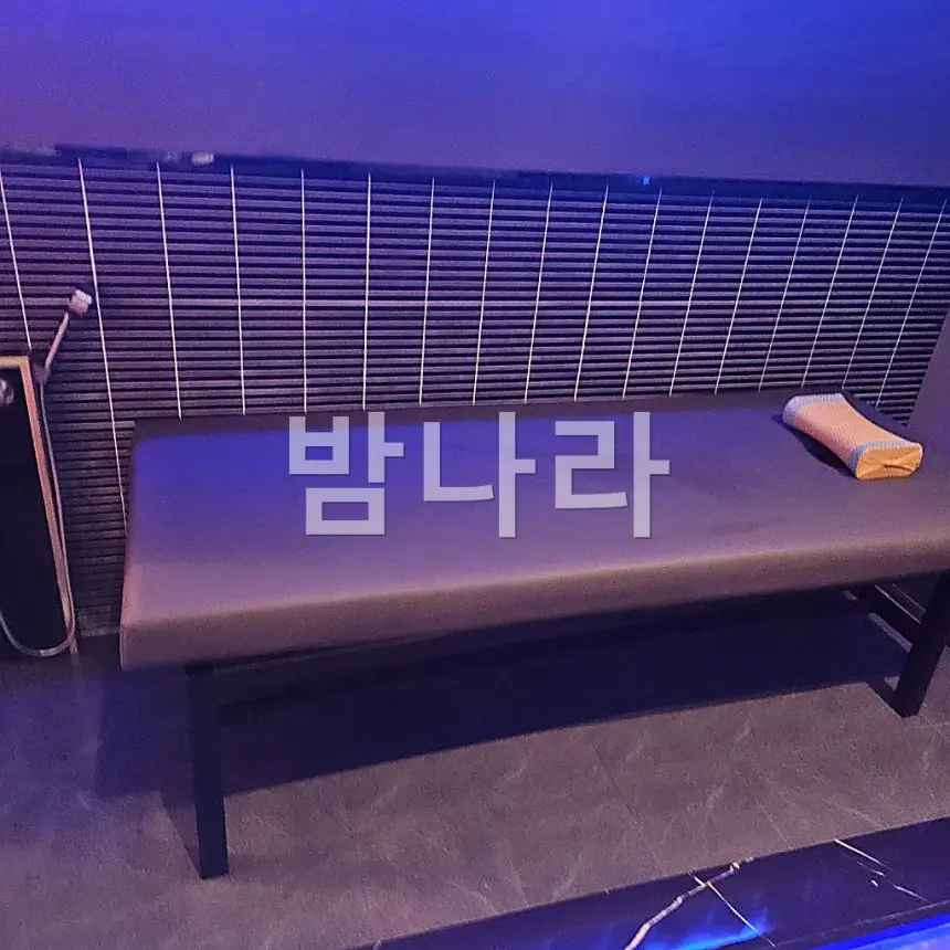 나트랑 나우 스파 (마사지 베드가 놓인 시술 공간)