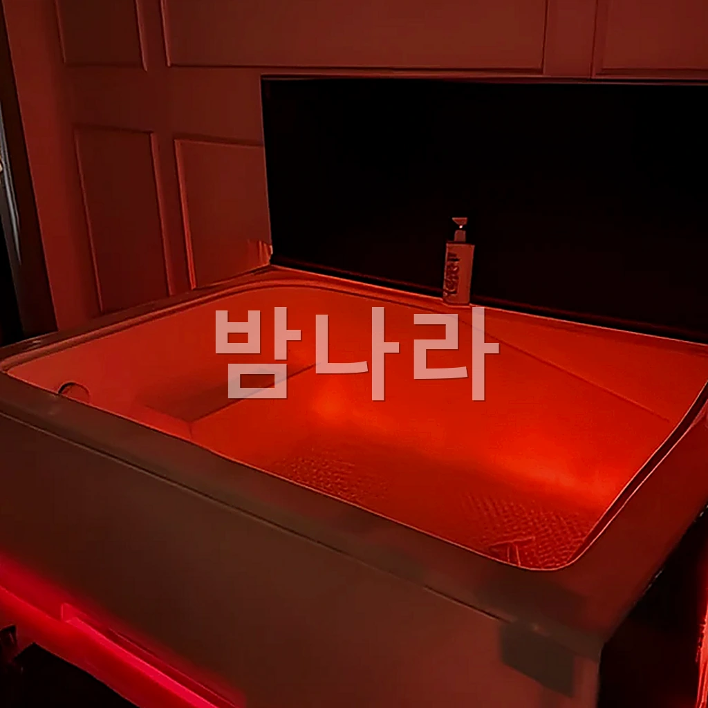 나트랑 사쿠라 마사지 (욕조와 침대가 있는 개별 룸 내부)