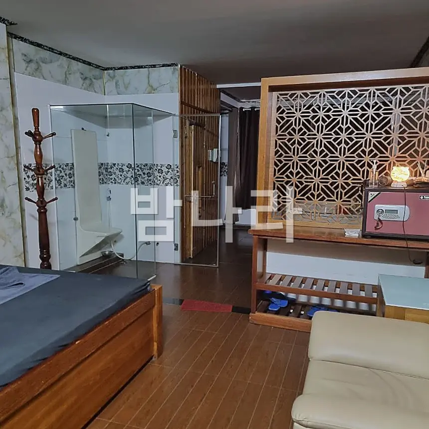나트랑 도쿄 마사지 침대와 소파가 있는 룸 내부