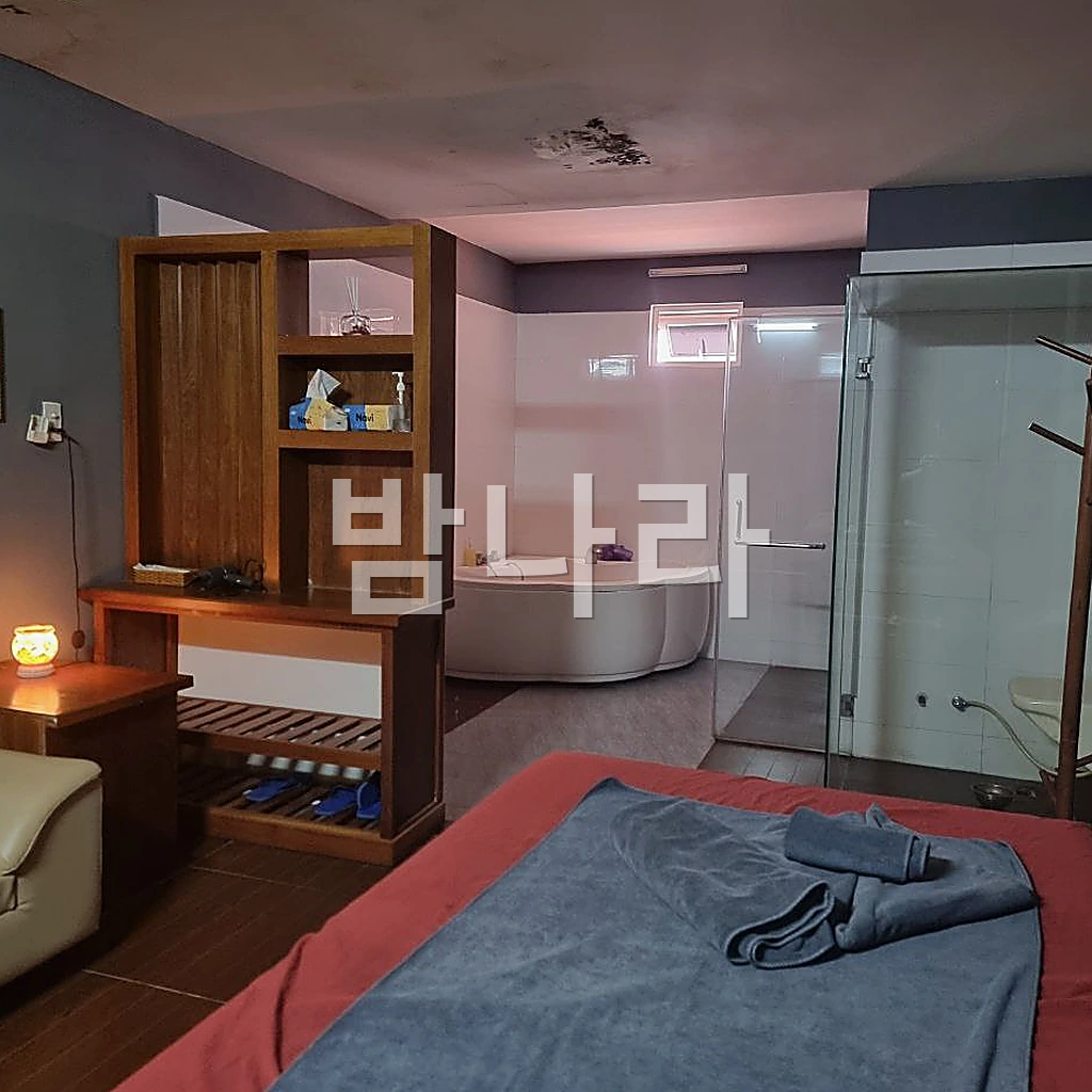 나트랑 도쿄 마사지 넓은 침대와 좌석이 있는 객실