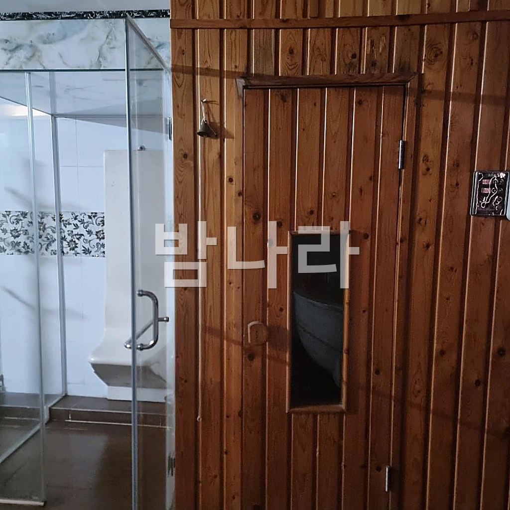 나트랑 도쿄 마사지 목재 마감의 사우나 휴식 공간