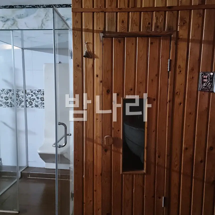 나트랑 도쿄 마사지 목재 마감의 사우나 휴식 공간