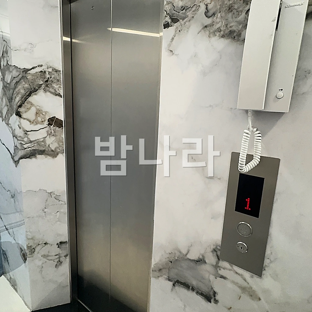 나트랑 비타민 스파 건물 외관과 입구 주변 거리