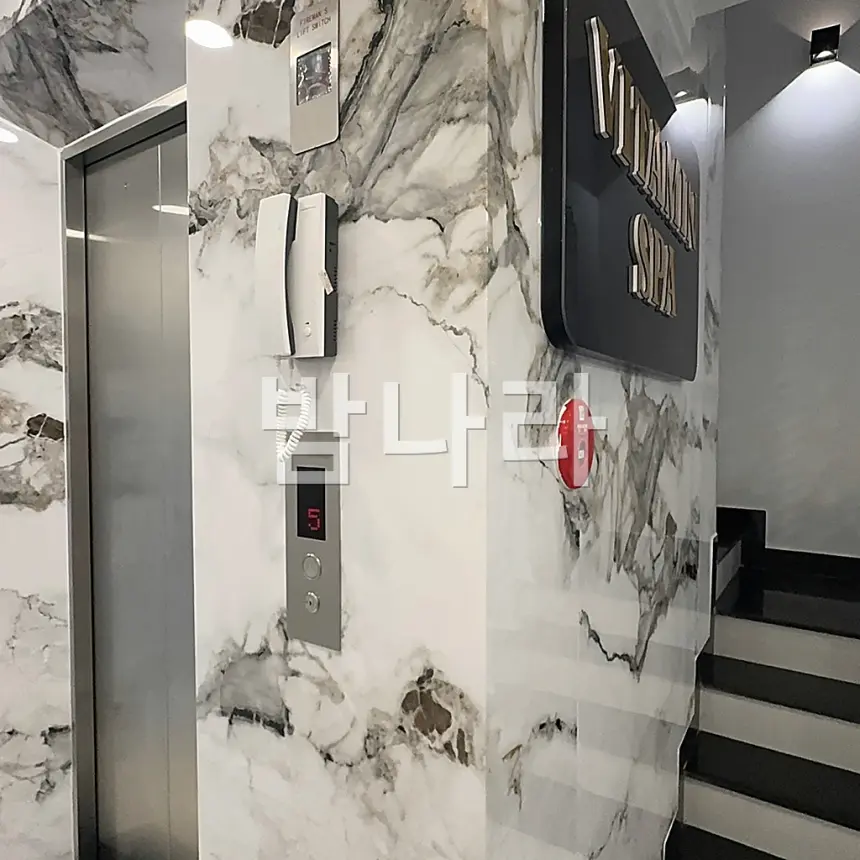 나트랑 비타민 스파 대리석 마감 복도와 계단