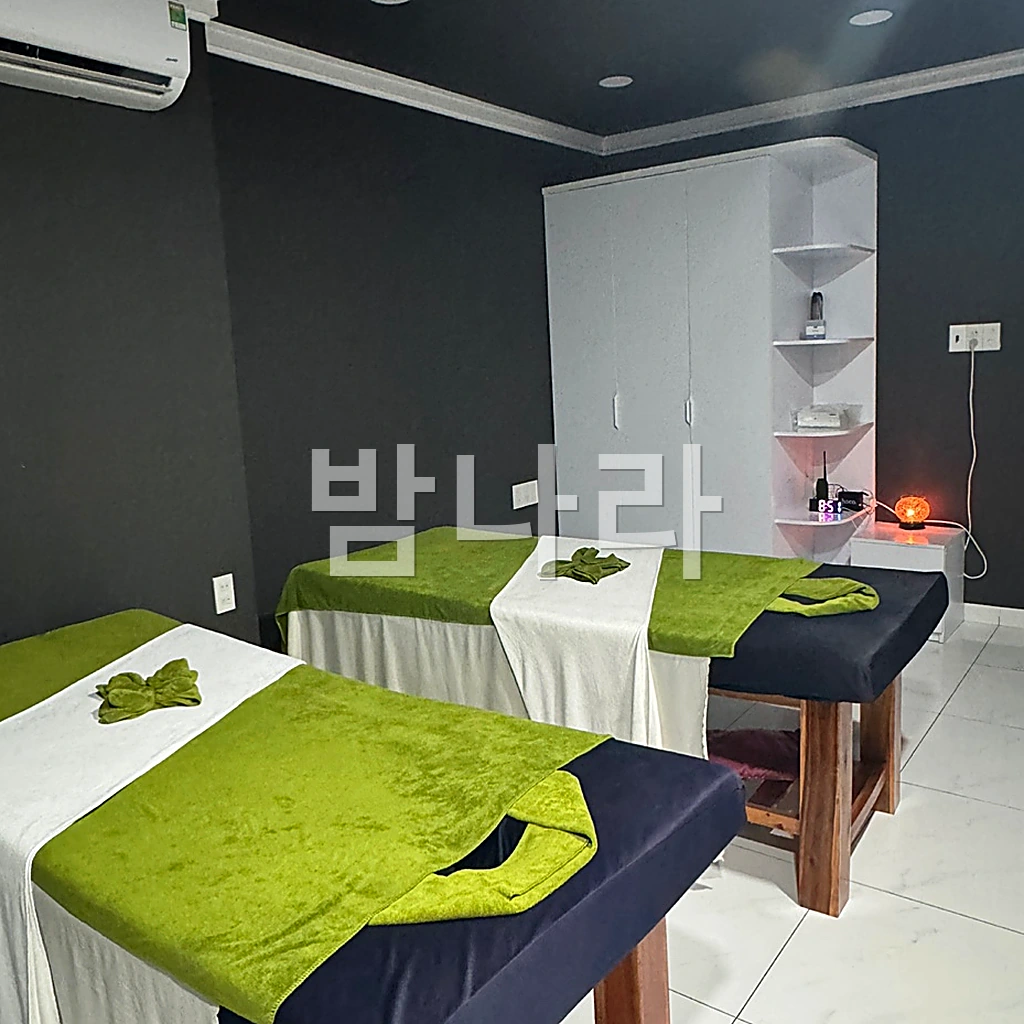 나트랑 비타민 스파 정돈된 마사지 룸과 침구