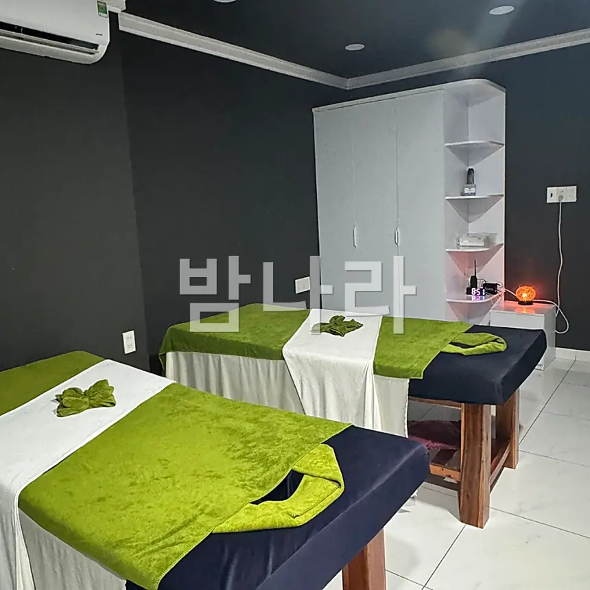 나트랑 비타민 스파 정돈된 마사지 룸과 침구