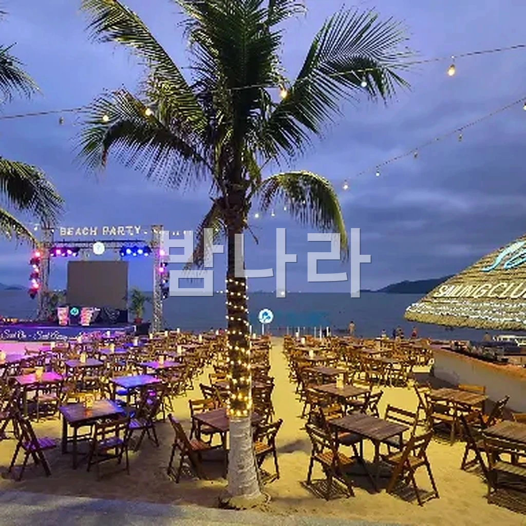 나트랑 세일링 클럽 트란푸 해변 앞 비치 라운지와 빈백 좌석 전경