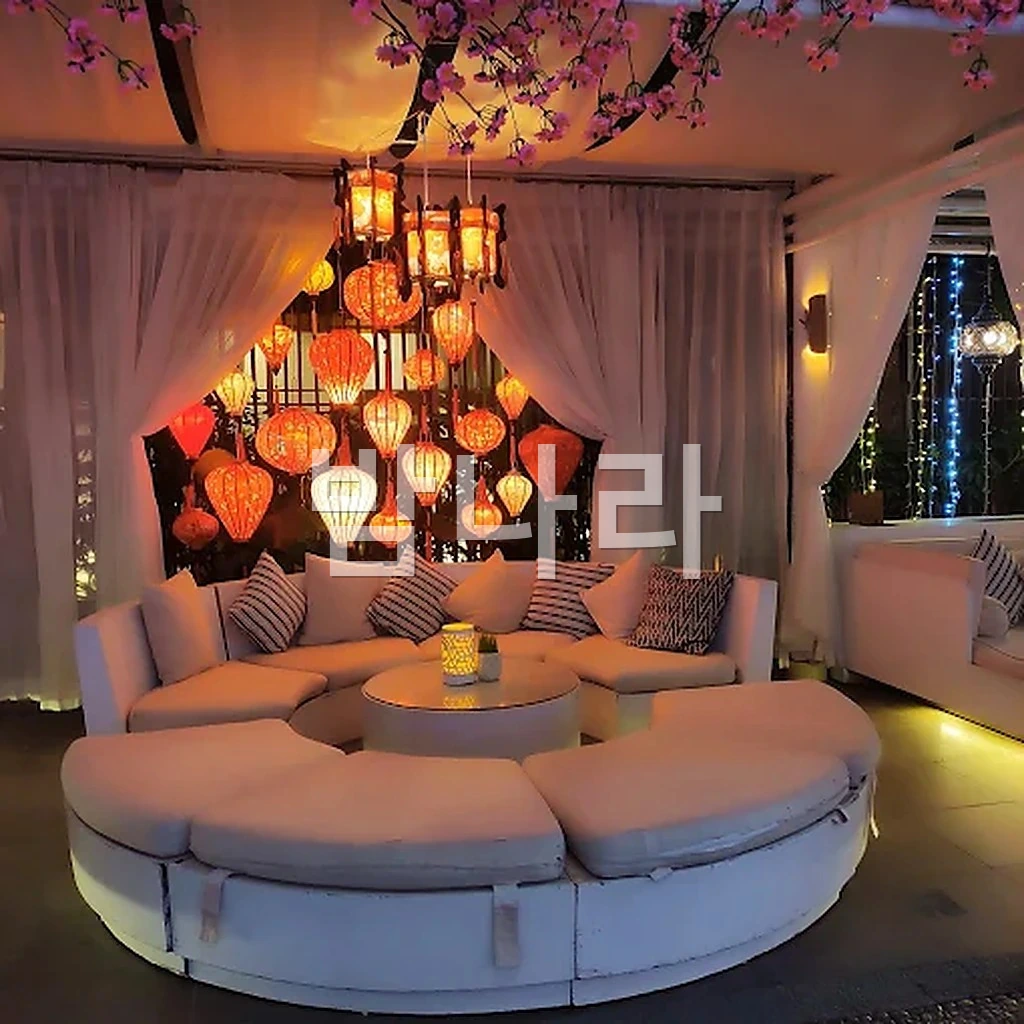 나트랑 세일링 클럽 바 카운터와 칵테일 주문 장면