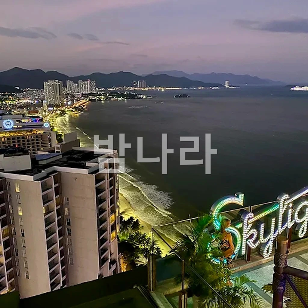나트랑 스카이라이트 수영장과 라운지 좌석이 어우러진 루프탑 공간