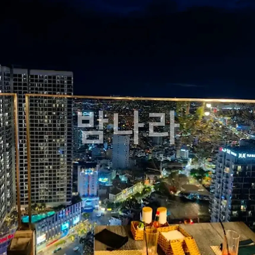나트랑 스카이라이트 DJ 부스와 조명이 살아난 심야 댄스플로어