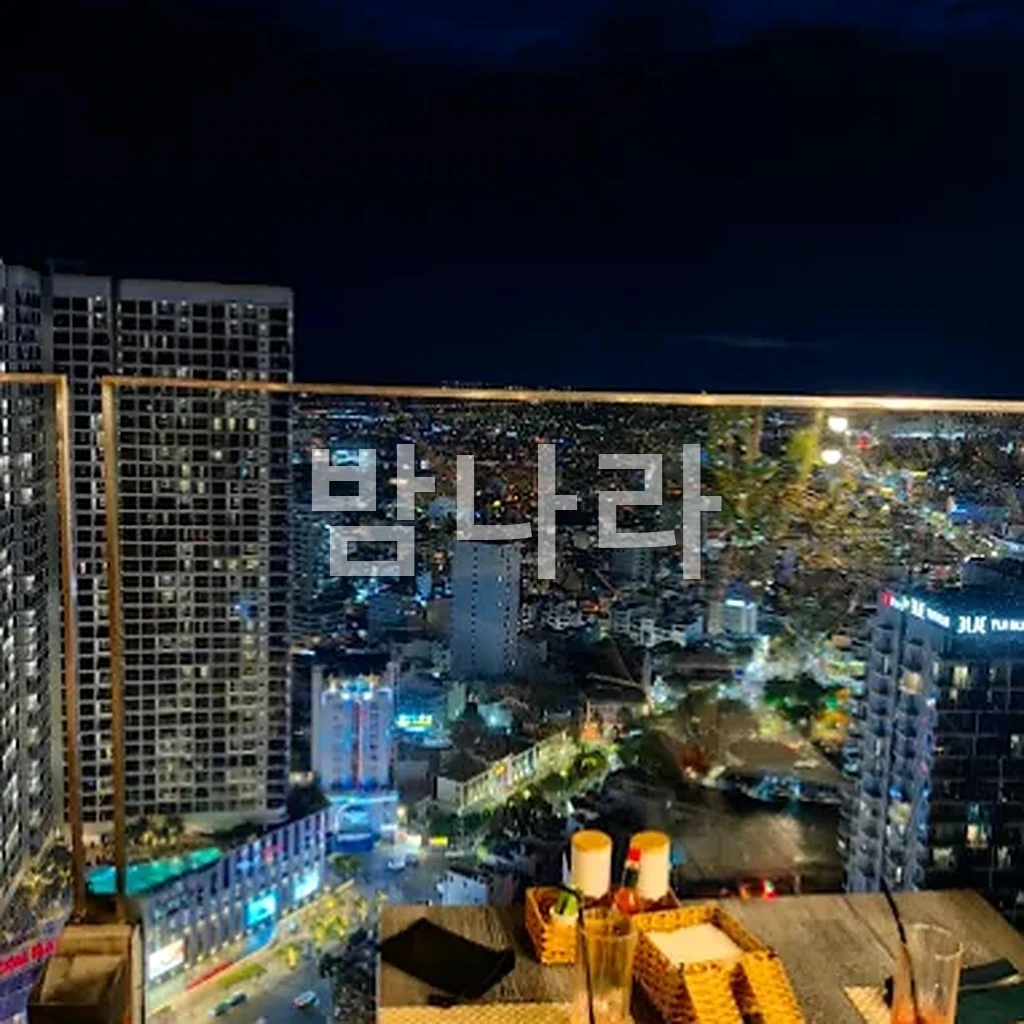 나트랑 스카이라이트 DJ 부스와 조명이 살아난 심야 댄스플로어
