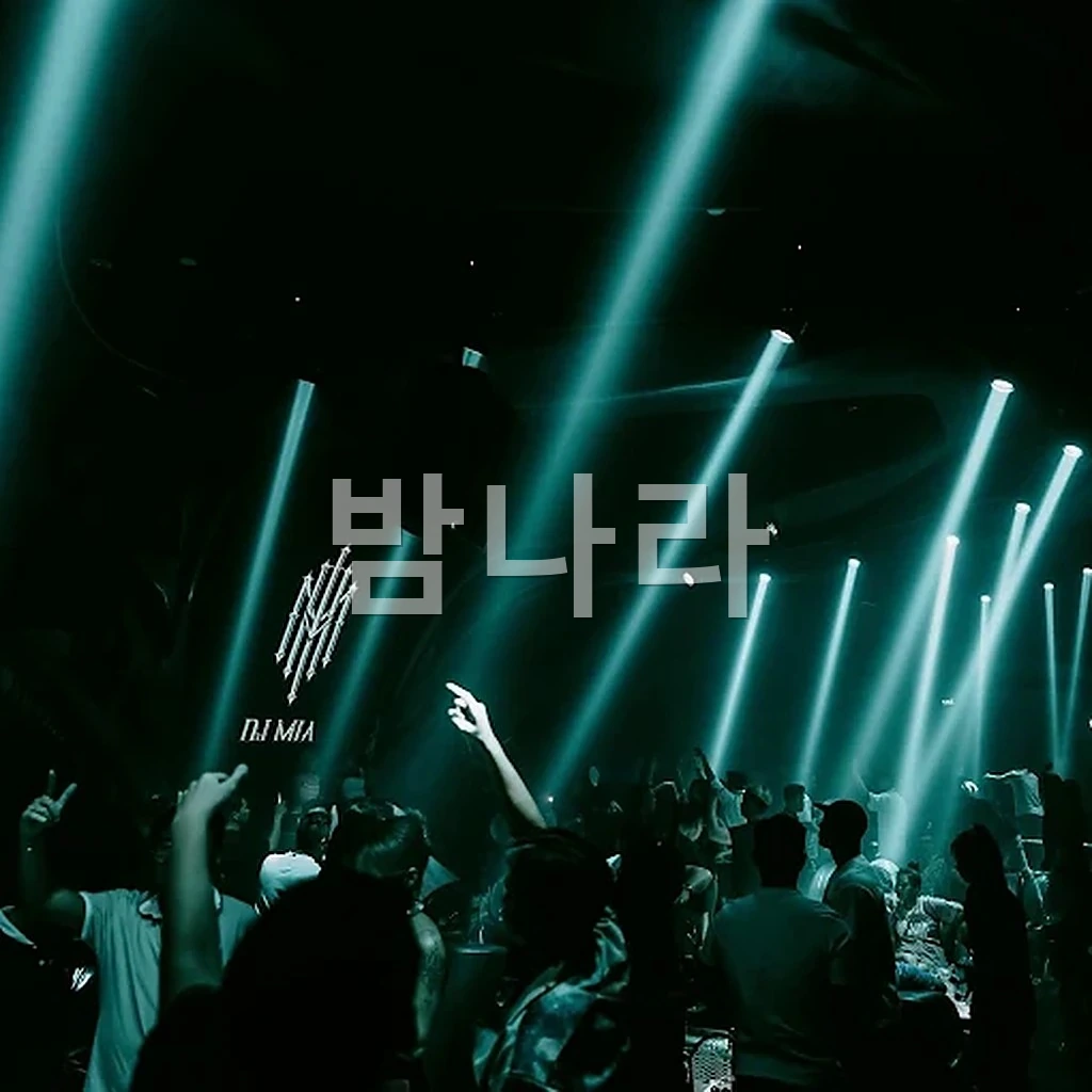 나트랑 알파 클럽 샴페인 콤보가 세팅된 테이블석 분위기