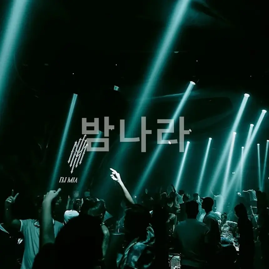 나트랑 알파 클럽 샴페인 콤보가 세팅된 테이블석 분위기
