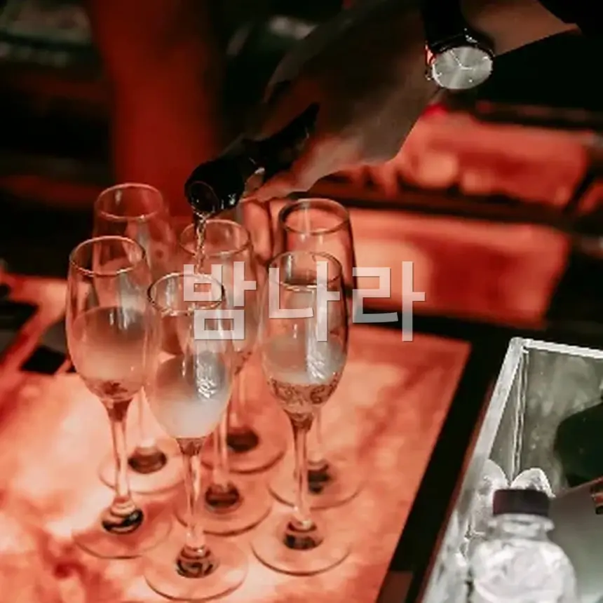 나트랑 키쇼 클럽 일본풍 인테리어와 화려한 조명의 플로어 전경