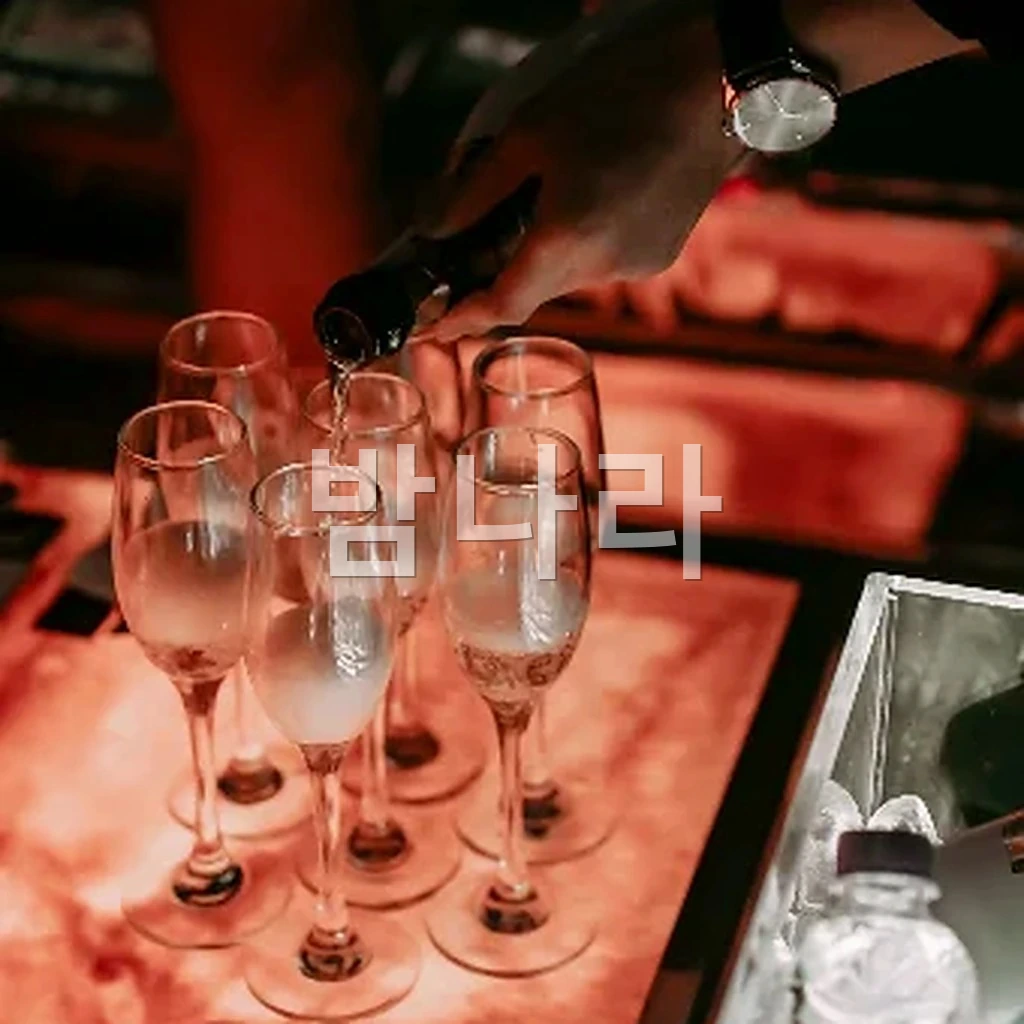 나트랑 키쇼 클럽 일본풍 인테리어와 화려한 조명의 플로어 전경