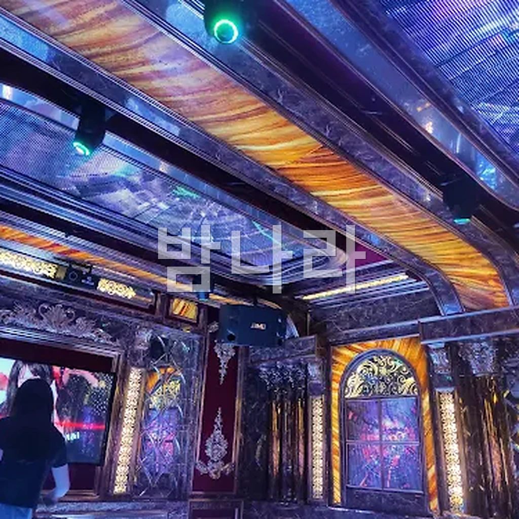 푸꾸옥 해피 가라오케 즈엉동 시내 건물 외관과 간판