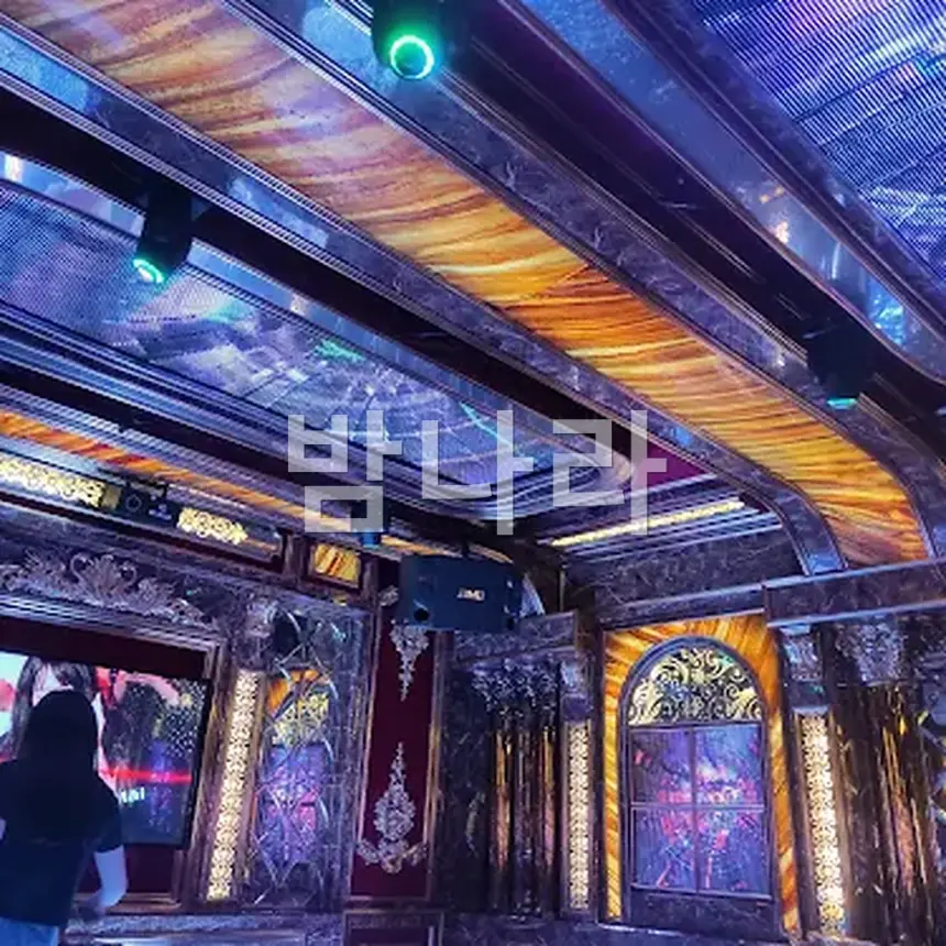 푸꾸옥 해피 가라오케 즈엉동 시내 건물 외관과 간판