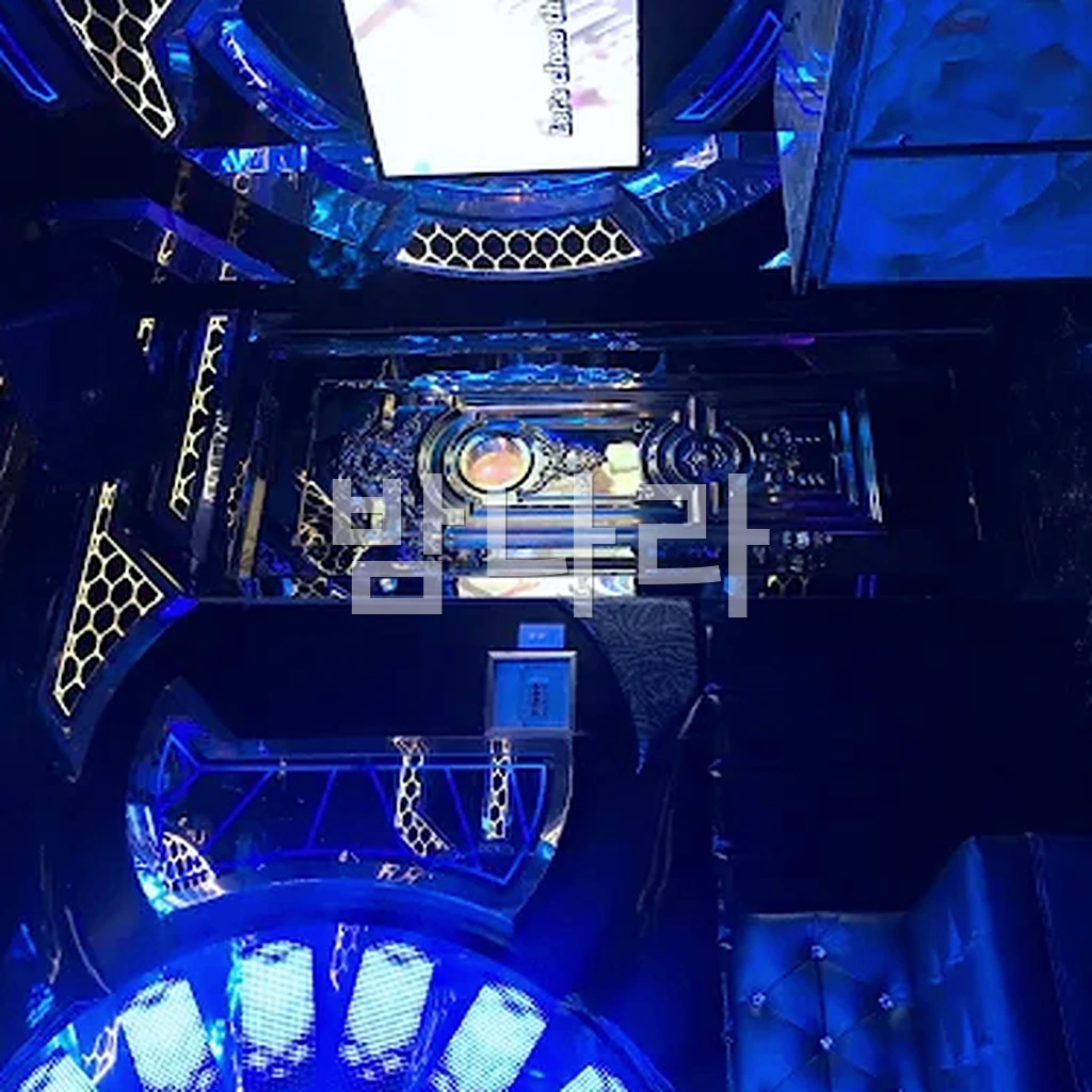 푸꾸옥 해피 가라오케 테이블 위 소주와 맥주 세트 구성