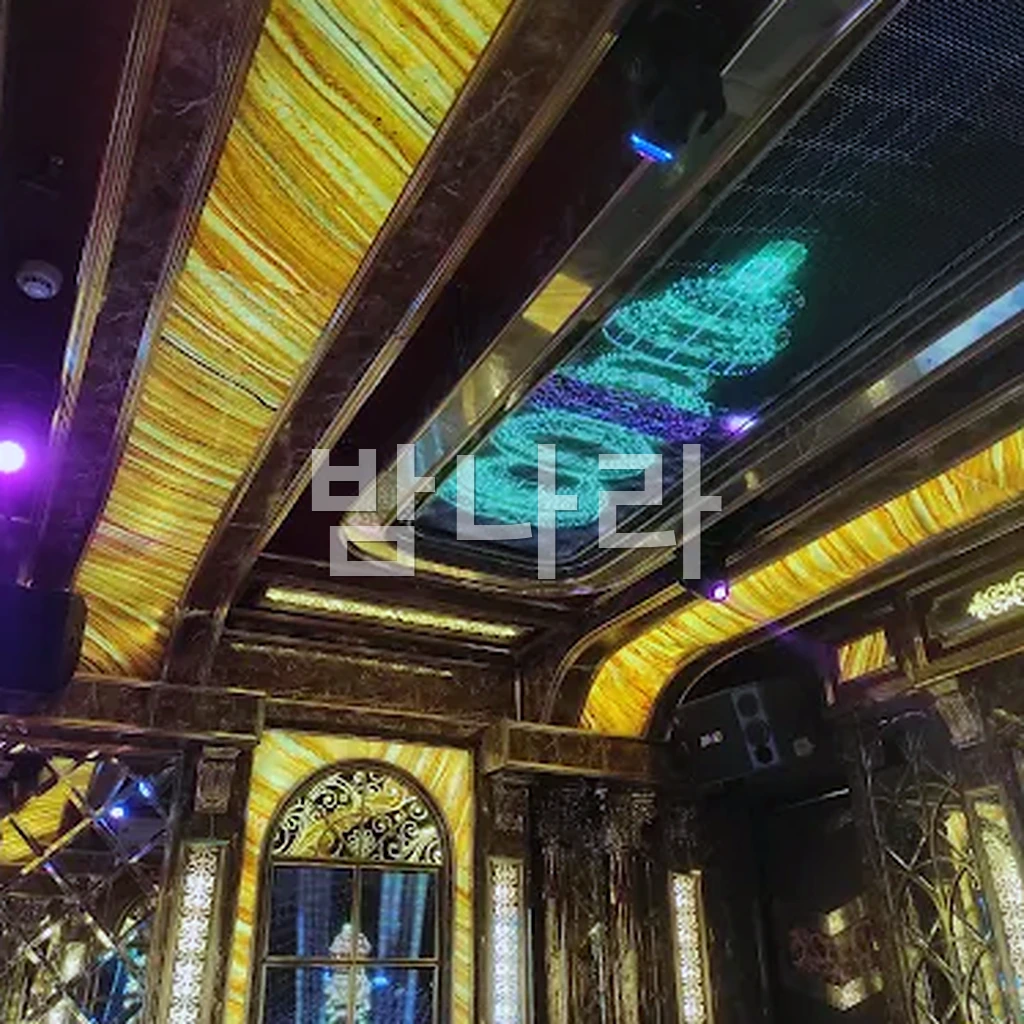 푸꾸옥 해피 가라오케 룸 내부 분위기와 노래 자리 전경