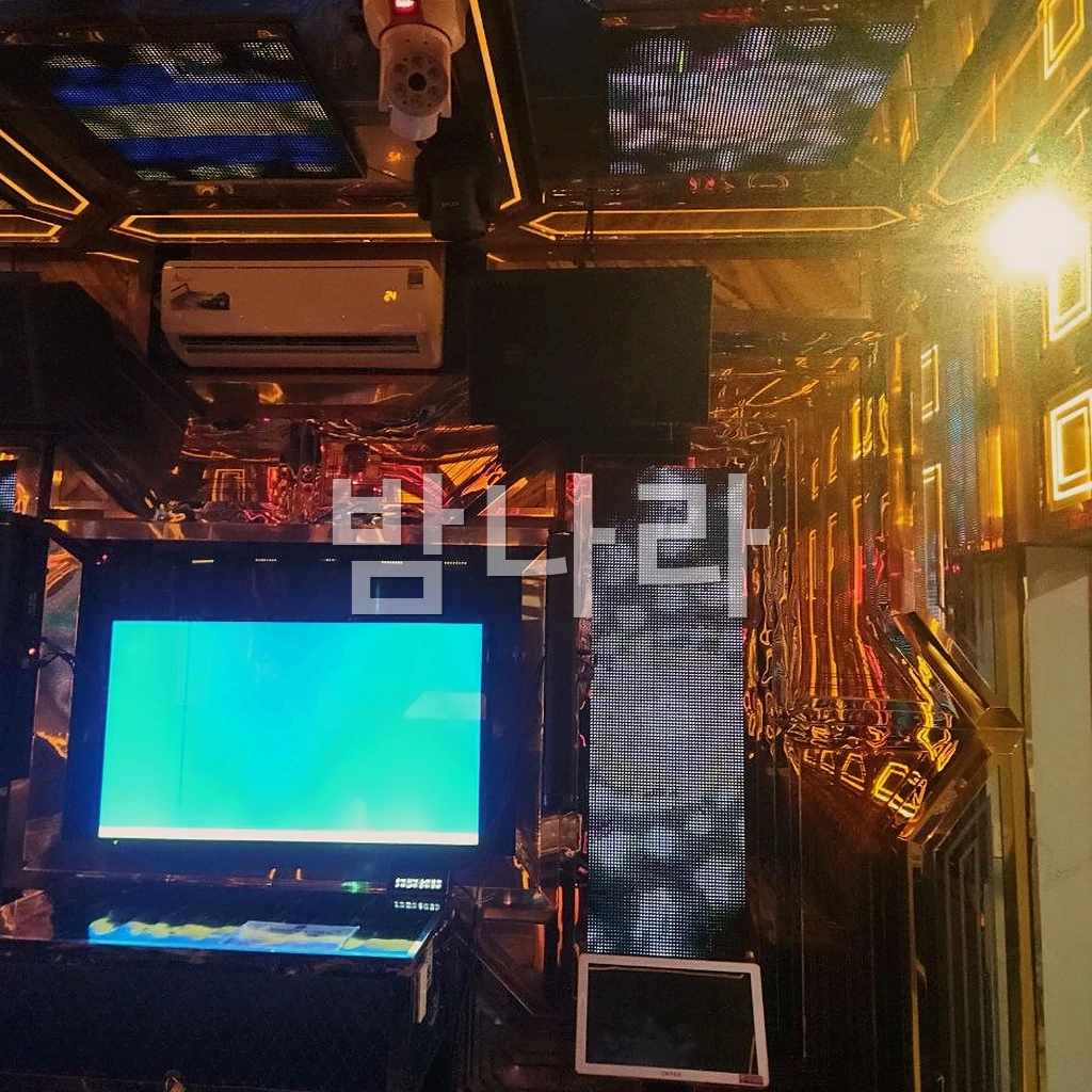 푸꾸옥 라스베가스 가라오케 대형룸의 넓은 무대와 다인 좌석 배치