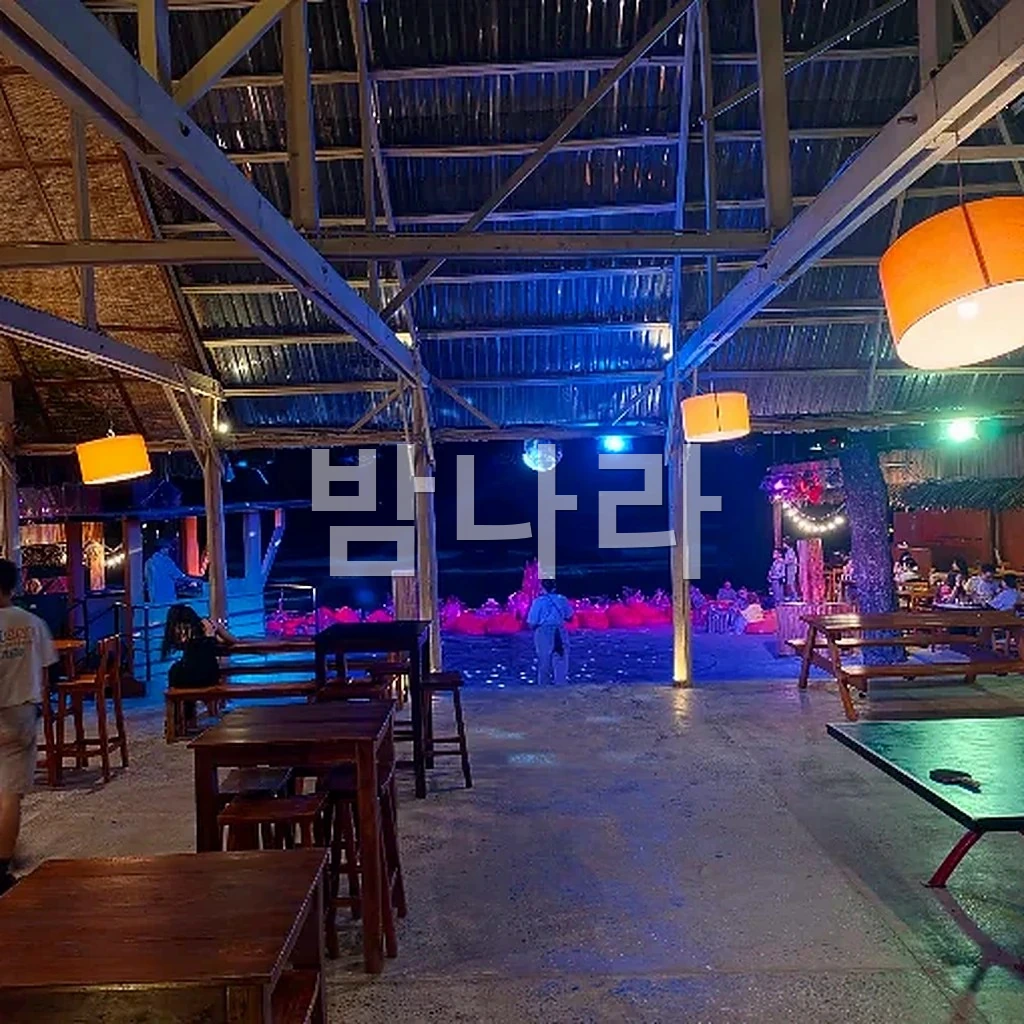 푸꾸옥 옥센 비치클럽 롱비치 해변에 늘어선 빈백과 선셋 라운지 전경
