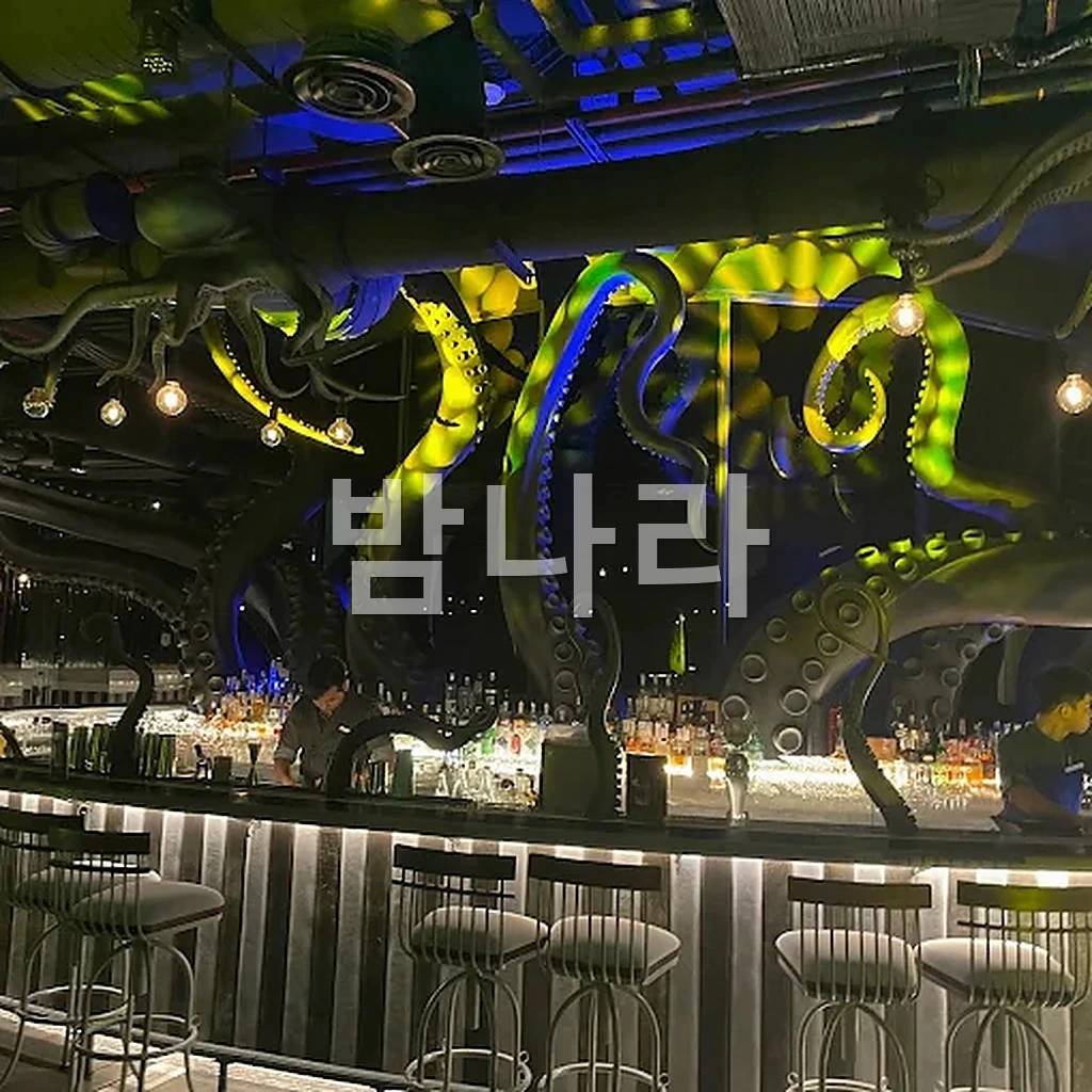 푸꾸옥 잉크360 루프탑바 19층에서 내려다본 파노라마 오션뷰와 선셋